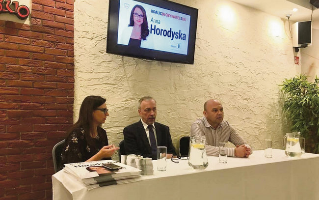 Za stołem prezydialnym zasiadają Anna Horodyska, Bogdan Zdrojewski i Wojciech Bochnak. Foto: profil facebookowy Anny Horodyskiej Za stołem prezydialnym zasiadają Anna Horodyska, Bogdan Zdrojewski i Wojciech Bochnak. Foto: profil facebookowy Anny Horodyskiej