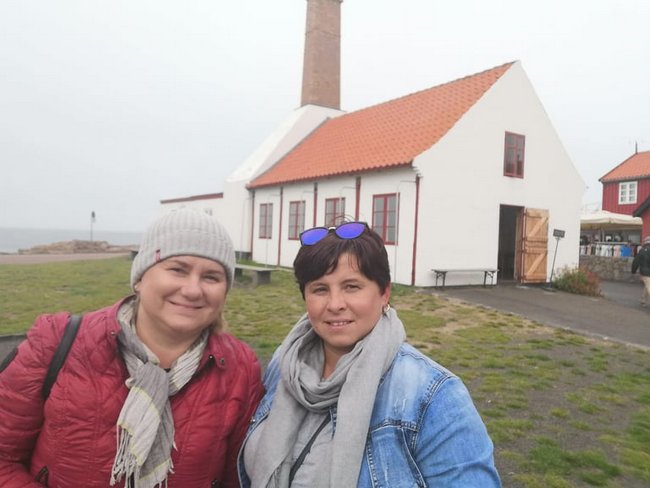 Bogumiła Mierzwińska (z lewej) i Elzbieta Mossoń przed wędzarnią śledzi Bogumiła Mierzwińska (z lewej) i Elzbieta Mossoń przed wędzarnią śledzi