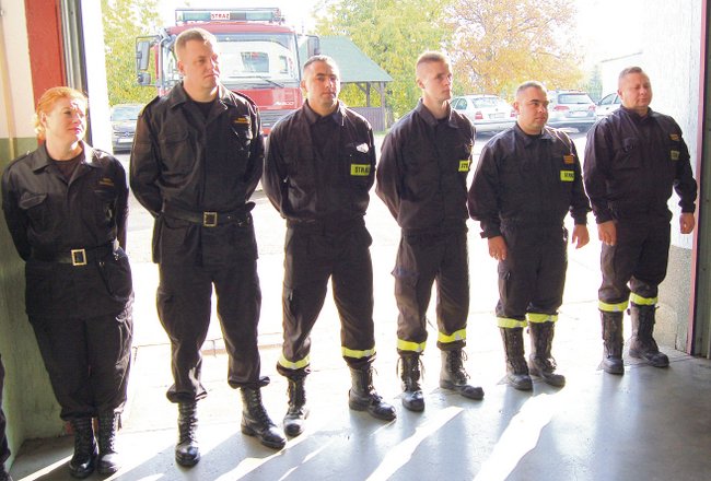 Przy przekazaniu sprzętu byli też strażacy, odbywający w tym dniu służbę