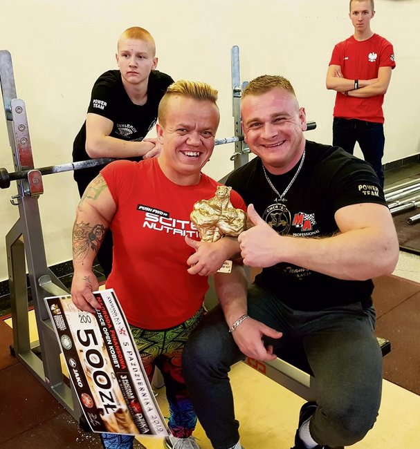 Zawodniczka Hałas Team z wyjątkowym pucharem wywalczonym w Świdnicy Zawodniczka Hałas Team z wyjątkowym pucharem wywalczonym w Świdnicy