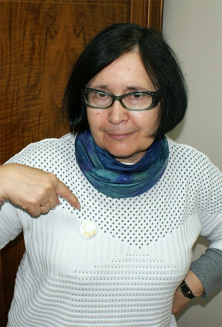 Dyrektor MiGBP w Strzelinie Maria Tyws prywatnie zna Olgę Tokarczuk od lat. Z dumą nosi przypinkę na cześć przyznania jej nagrody Nobla Dyrektor MiGBP w Strzelinie Maria Tyws prywatnie zna Olgę Tokarczuk od lat. Z dumą nosi przypinkę na cześć przyznania jej nagrody Nobla