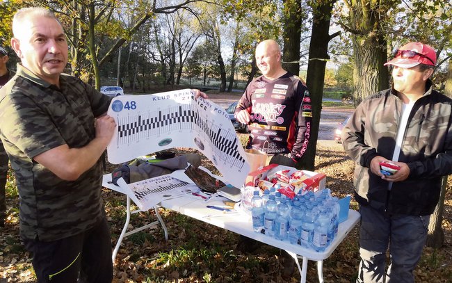 Prezes Koła „Okoń” omawia zasady konkursu i sposób pomiaru ryb na macie Prezes Koła „Okoń” omawia zasady konkursu i sposób pomiaru ryb na macie
