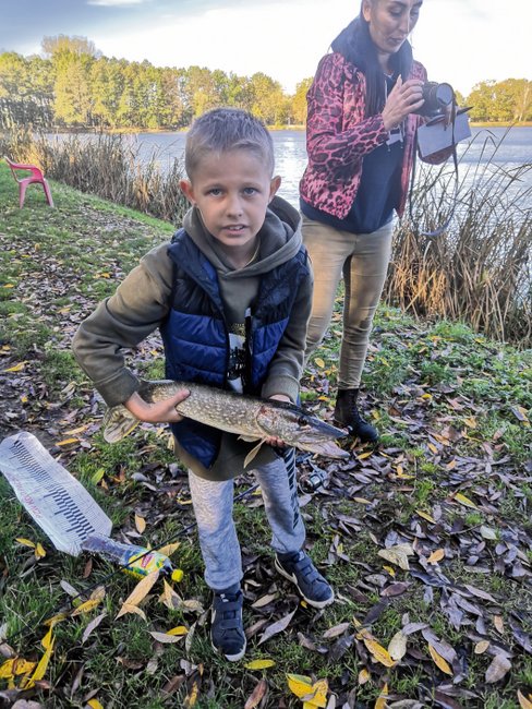 Największą rybę zawodów, szczupaka o długości 67 cm, złowił zwycięzca młodzików, 9-letni Wojtek Graczyk Największą rybę zawodów, szczupaka o długości 67 cm, złowił zwycięzca młodzików, 9-letni Wojtek Graczyk