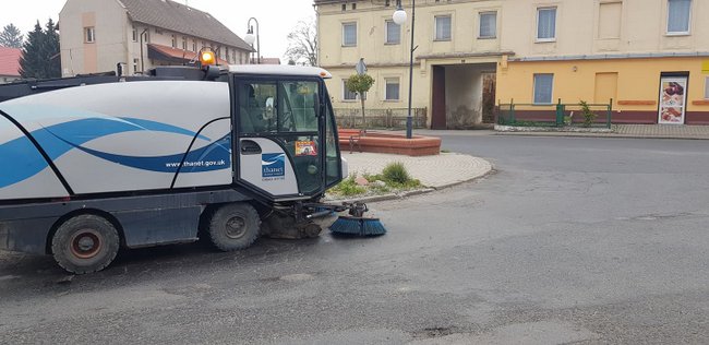 W miniony czwartek w centrum Przeworna, chyba pierwszy raz w historii wsi,  pojawiły się mechaniczne zamiatarki