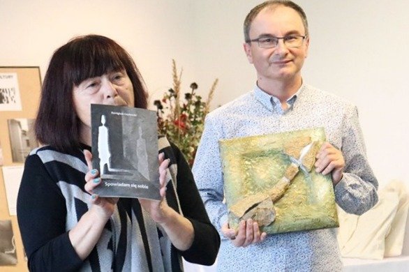Mirka Szychowiak prezentuje nagrodzony Grand Prix tomik poezji, obok Dariusz Stepień, dyrektor SOK Mirka Szychowiak prezentuje nagrodzony Grand Prix tomik poezji, obok Dariusz Stepień, dyrektor SOK