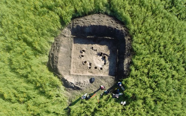 Stanowisko archeologiczne znajduje się na polu jednego z okolicznych rolników. Foto. Stanisław Rzeźnik