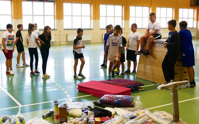 Uczniowie z zainteresowaniem oglądali nowo zakupiony sprzęt sportowy