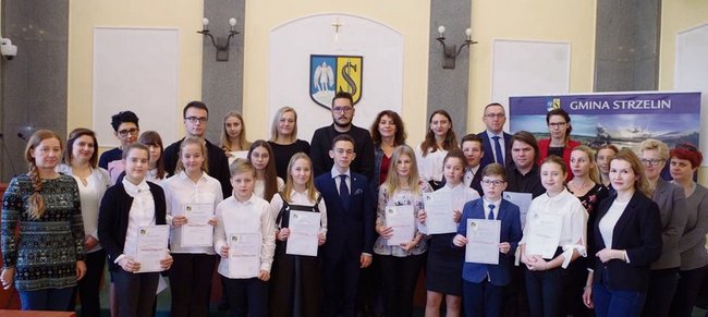 Szesnaścioro radnych Młodzieżowej Rady Gminy Strzelin spotkało się na sesji inauguracyjnej. Towarzyszyli im nauczyciele i przedstawiciele lokalnych władz