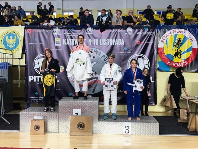 Monika Źrebiec (pierwsza od prawej) wywalczyła trzecie miejsce w swojej kategorii Monika Źrebiec (pierwsza od prawej) wywalczyła trzecie miejsce w swojej kategorii