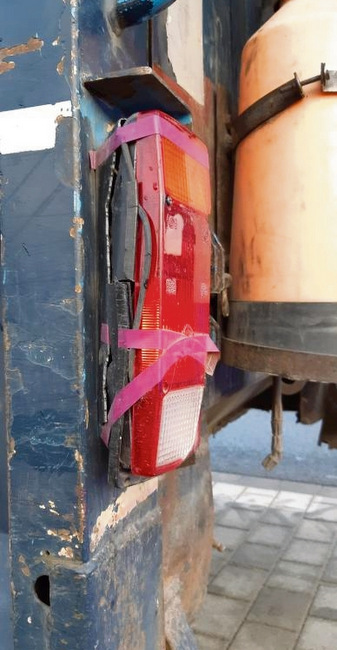 Tak wyglądały tylne lampy w zatrzymanych pojazdach. Foto: ITD Tak wyglądały tylne lampy w zatrzymanych pojazdach. Foto: ITD