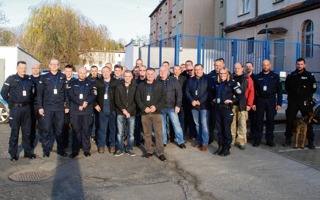 Dwudziestu rezerwistów stawiło się w Komendzie Powiatowej Policji w Strzelinie, gdzie przez prawie 12 godzin byli skoszarowani