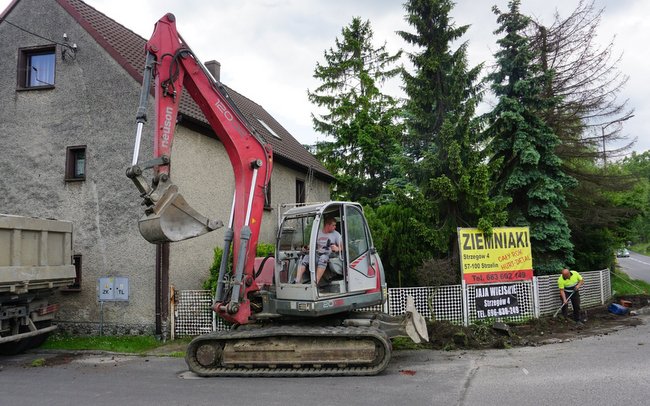 Zakres prac obejmuje m.in. budowę chodnika z kostki betonowej Zakres prac obejmuje m.in. budowę chodnika z kostki betonowej