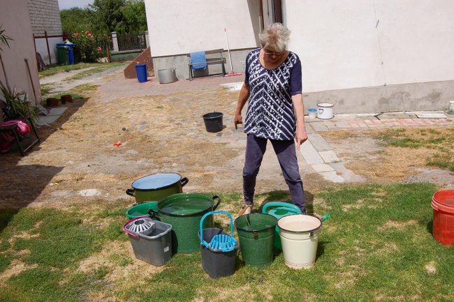 Irena Marczak łapała wylewającą się wodę do wiader  i garnków