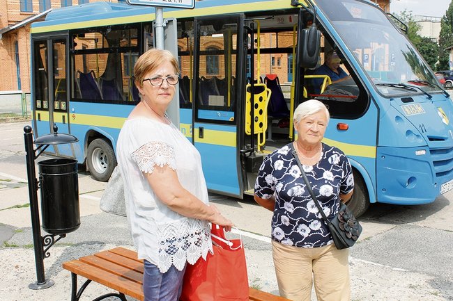 - Jesteśmy szczęśliwi. Ratuje nam to życie – mówiła Grażyna Sawicka z Piotrowic (z lewej). - Czasem muszę zmarnować prawie pół dnia. Bardzo złe połączenie - stwierdziła Marianna Michalska z Pławnej