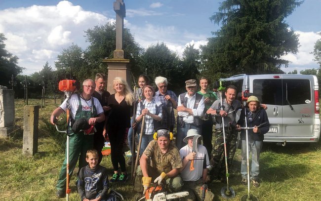 Na wspólnym zdjęciu pomocnicy ukraińscy: Włodzimierz Kobel, Michał Laszczyński z wnukiem Saszą. Ekipa z Polski to: Ewa Majewska, Martyna Olędzka, Piotr Laszczyński, Adam Laszczyński, Jakub Laszczyński, Maciej Laszczyński,  Bogusław Grabowicz, Leonard Lis. Goście ze Szwecji: Bożena Mordarska, Marek Mordarski