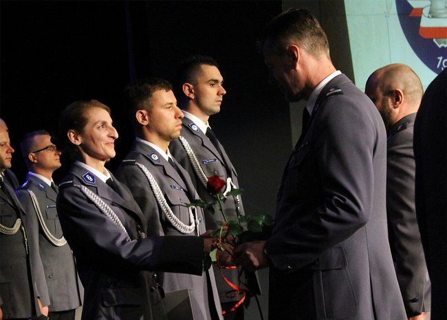 Tego dnia każda policjantka otrzymała różę Tego dnia każda policjantka otrzymała różę