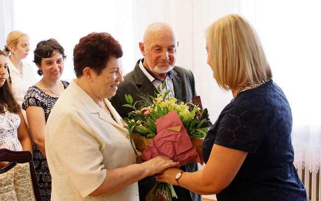 W sali ślubów strzelińskiego Urzędu Stanu Cywilnego jubilaci otrzymali prezydenckie odznaczenia W sali ślubów strzelińskiego Urzędu Stanu Cywilnego jubilaci otrzymali prezydenckie odznaczenia