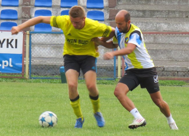 Rafał Sukiennik (po prawej) zdobył bramkę po bezpośrednim strzale z rzutu wolnego Rafał Sukiennik (po prawej) zdobył bramkę po bezpośrednim strzale z rzutu wolnego