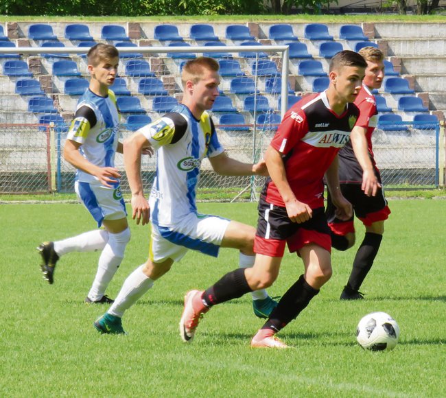 W klasie okręgowej juniorów kibice emocjonowali się derbowym starciem Strzelinianki z Młodzikiem W klasie okręgowej juniorów kibice emocjonowali się derbowym starciem Strzelinianki z Młodzikiem