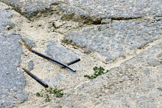 Wystające druty zbrojeniowe mogą uszkodzić samochód i doprowadzić do wypadku Wystające druty zbrojeniowe mogą uszkodzić samochód i doprowadzić do wypadku