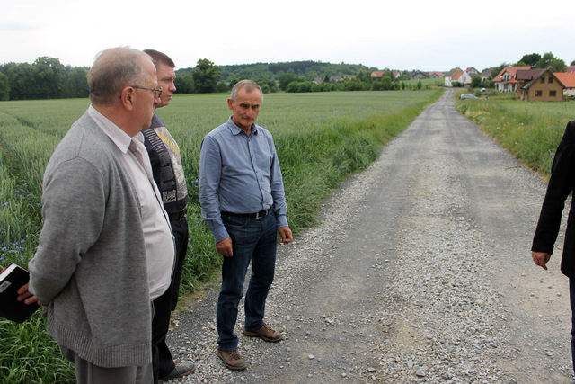 Strzelińscy radni mieli wiele wątpliwości do stanu drogi wykonanej zaledwie kilka miesięcy temu