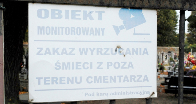 Tabliczka informująca o wyrzuceniu wyłącznie odpadów z cmentarza nie pomogła. Mieszkańcy wyrzucali do kontenera na cmentarzu m.in. gruz po remontach