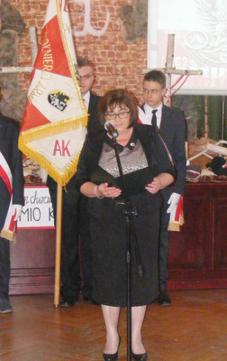 Dyrektor Gimnazjum nr 1 w Strzelinie Grażyna Ziółkowska przemawiała na uroczystości wręczenia sztandaru Dyrektor Gimnazjum nr 1 w Strzelinie Grażyna Ziółkowska przemawiała na uroczystości wręczenia sztandaru
