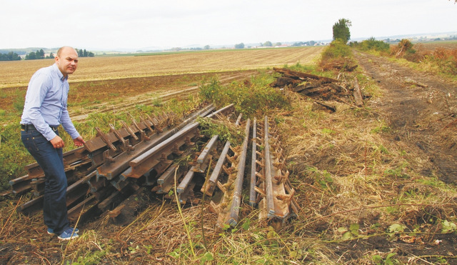 Wójt gminy Kondratowice Wojciech Bochnak (na zdjęciu przy rozebranym torowisku) wraz z burmistrzem Ząbkowic Śląskich Marcinem Orzeszkiem również planują budowę ścieżek rowerowych na zdemontowanych liniach kolejowych