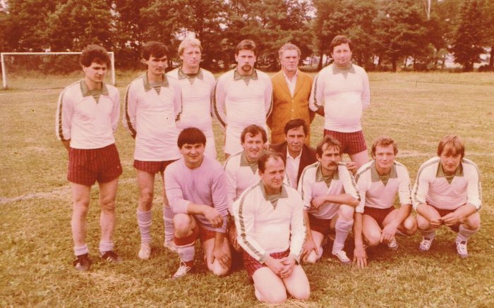 Drużyna Świtezi z połowie lat 70. Górny rząd, od lewej: J. Gruszecki, A. Dudek, J. Matemisz, R. Nowak, kibic - Cz. Przewdziecki, Z. Kobyłka. Dolny rząd: M. Możny, M. Wilk, kierownik drużyny - S. Kulicki, J. Dudek, F. Matemisz, S. Płaza. Klęczy Zenon Majerczyk. Foto: profil Fb klubu Świteź Wiązów