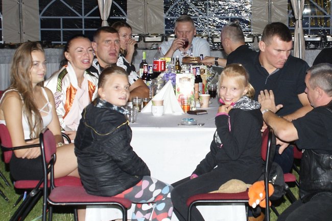 Stolik w strefie vip, przy którym zasiedli honorowi goście Mariusz Wach (lewej) i Mateusz Masternak (z prawej) Stolik w strefie vip, przy którym zasiedli honorowi goście Mariusz Wach (lewej) i Mateusz Masternak (z prawej)