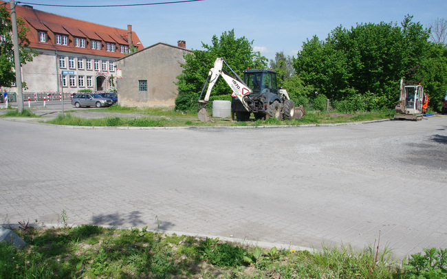 W uchwale Rady Gminy Wiązów, dotyczącej działki naprzeciw szkoły, gdzie dotychczas znajdowały się małe ogródki działkowe, nadzór prawny wojewody dopatrzył się istotnych błędów