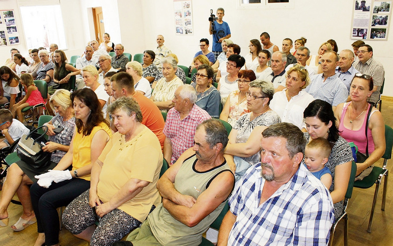 Zebrani z przejęciem oglądali kolejne przedmioty