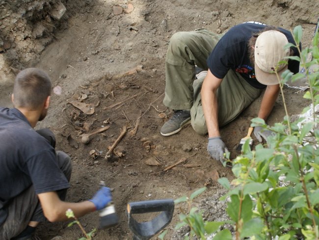 Archeolodzy ręcznie oczyścili miejsce pochówków Archeolodzy ręcznie oczyścili miejsce pochówków