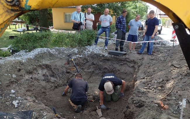 Pracom archeologów przyglądało się kilka osób. Foto. Pomost