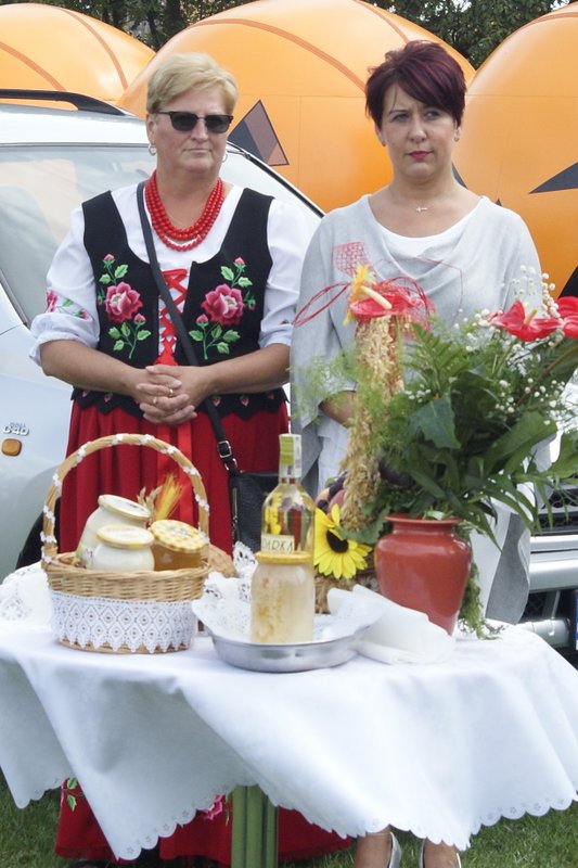 Dary ofiarne, która za chilę zostaną złożone na ołtarzu Dary ofiarne, która za chilę zostaną złożone na ołtarzu