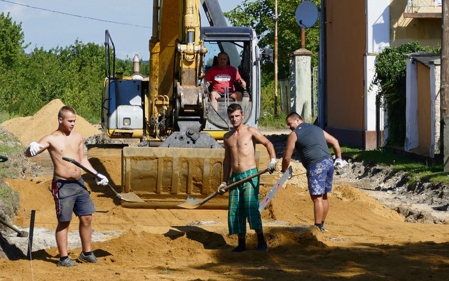 Niedawno ruszył generalny remont ulicy Parkowej w Przewornie. Droga ma być gotowa do końca września br.