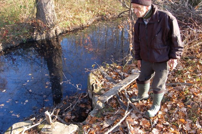 - Problem tkwi w tym, że nieznani wandale niszczą urządzenia hydrotechniczne - stwierdził Roman Olejarnik