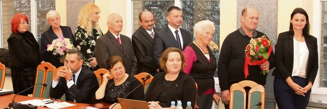 Zarówno goście, jak i radni ustawili się w kolejce, aby pogratulować burmistrz Zarówno goście, jak i radni ustawili się w kolejce, aby pogratulować burmistrz