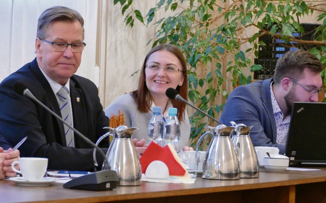 Wójt Andrzej Łuczak (z lewej) tłumaczył dlaczego  w budżecie nie znalazły się pieniądze na skatepark