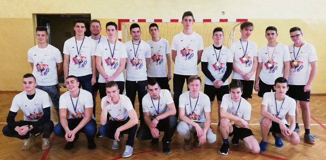 Uczniowie otrzymali koszulki treningowe Uczniowie otrzymali koszulki treningowe
