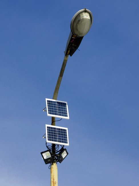 Na słupach wokół bieżni, gdzie zamontowane są jeszcze stare nieczynne oprawy oświetleniowe, zainstalowano bezobsługowe oświetlenie solarne Na słupach wokół bieżni, gdzie zamontowane są jeszcze stare nieczynne oprawy oświetleniowe, zainstalowano bezobsługowe oświetlenie solarne