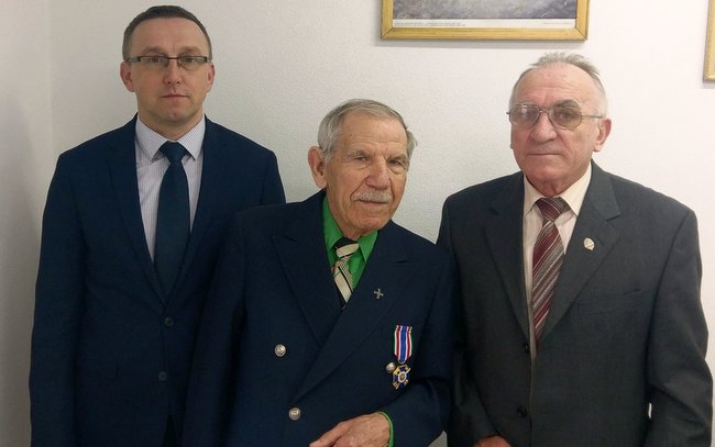 Edward Zając (w środku) otrzymał odznakę za zasługi. Z lewej wiceburmistrz Mariusz Kunysz, z prawej prezes strzelińskiego oddziału ZK RP i BWP Jan Ozarczuk Edward Zając (w środku) otrzymał odznakę za zasługi. Z lewej wiceburmistrz Mariusz Kunysz, z prawej prezes strzelińskiego oddziału ZK RP i BWP Jan Ozarczuk