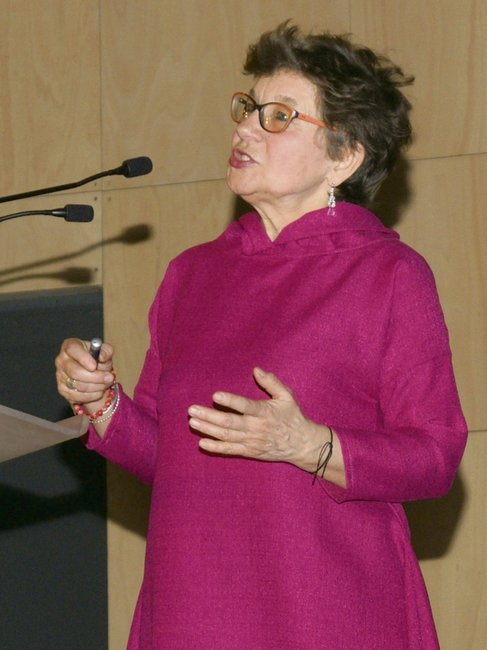 Profesor Maria Kostyszak z Uniwersytetu Wrocławskiego na konferencji w Strzelinie Profesor Maria Kostyszak z Uniwersytetu Wrocławskiego na konferencji w Strzelinie