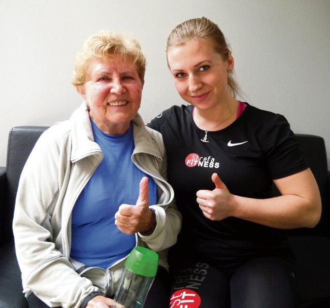 Regularne ćwiczenia pomagają w zachowaniu sprawności na długie lata. Na zdjęciu autorka tekstu wraz z aktywną, 80-letnią uczestniczką zajęć fitness Regularne ćwiczenia pomagają w zachowaniu sprawności na długie lata. Na zdjęciu autorka tekstu wraz z aktywną, 80-letnią uczestniczką zajęć fitness