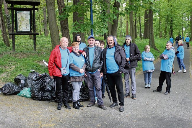 W gronie sprzątających byli liczni pracownicy strzelińskiego zakładu Lowara Vogel