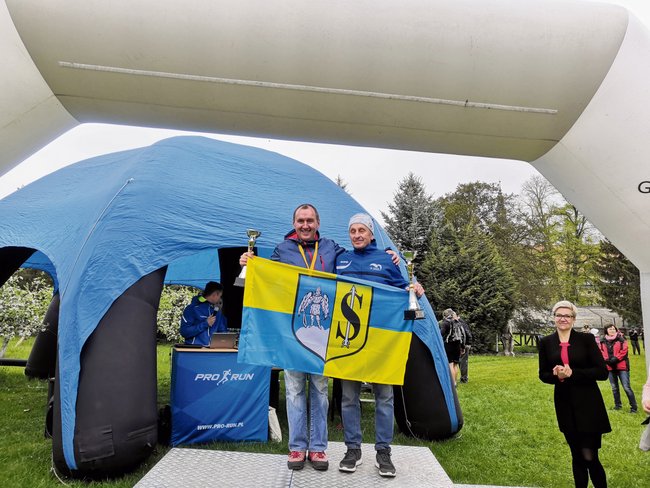 W biegu na 10 km najszybszym strzelinianinem był Stanisław Staniec (z prawej). Drugie miejsce zajął Andrzej Kaczmarek W biegu na 10 km najszybszym strzelinianinem był Stanisław Staniec (z prawej). Drugie miejsce zajął Andrzej Kaczmarek