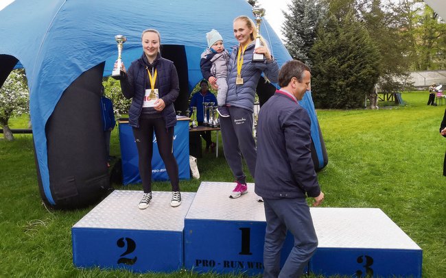 Wśród pań z naszego powiatu najszybsza w półmaratonie była Klaudia Skrzyniarz-Skiba (z prawej), a druga Aleksandra Krasuska Wśród pań z naszego powiatu najszybsza w półmaratonie była Klaudia Skrzyniarz-Skiba (z prawej), a druga Aleksandra Krasuska
