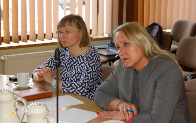 - W normalnych warunkach zarząd powiatu jest informowany na bieżąco o tym, co się w szpitalu dzieje - sygnalizowała przewodnicząca komisji zdrowia Magdalena Krupa (z prawej). Obok radna Dorota Put - W normalnych warunkach zarząd powiatu jest informowany na bieżąco o tym, co się w szpitalu dzieje - sygnalizowała przewodnicząca komisji zdrowia Magdalena Krupa (z prawej). Obok radna Dorota Put