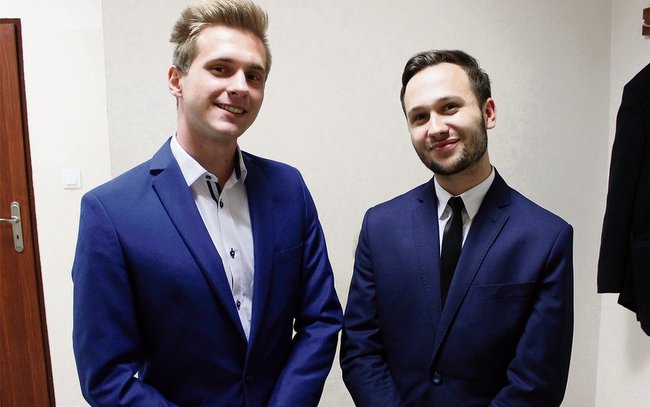 Mateusz Michułka (z lewej) zmierzył się z interpretacją wiersza, a Filip Pita postanowił napisać rozprawkę o wolności Mateusz Michułka (z lewej) zmierzył się z interpretacją wiersza, a Filip Pita postanowił napisać rozprawkę o wolności