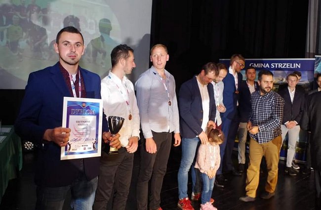Podczas tegorocznej Gali Sportu Tygrysy odebrały brązowe medale i pamiątkowy puchar. Po lewej kapitan Grzegorz Świrski Podczas tegorocznej Gali Sportu Tygrysy odebrały brązowe medale i pamiątkowy puchar. Po lewej kapitan Grzegorz Świrski